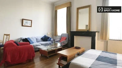 Camera da letto; camino, pavimento in legno, luce naturale