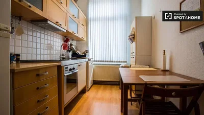 Cucina; elettrodomestici, pavimento in legno, luce naturale