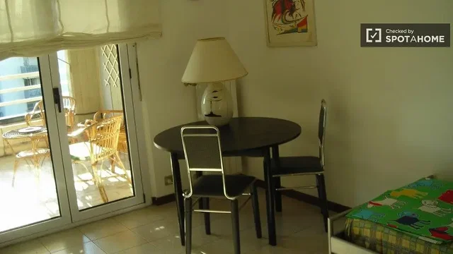 غرفة نوم; ضوء طبيعي, أرضية من البلاط
