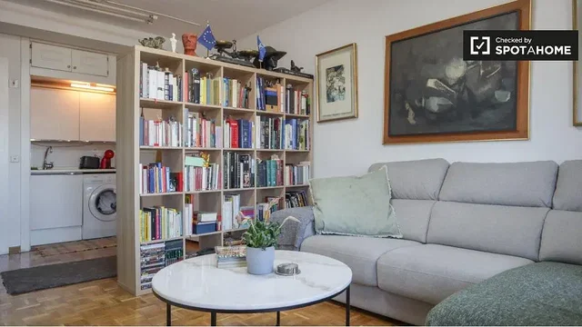 Salón; luz natural, suelo de madera, estilo moderno