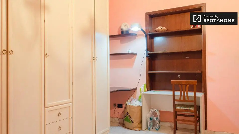 Chambre; parquet, nécessite rénovation, lumière naturelle