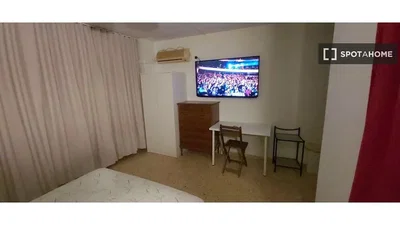 Yatak odası; doğal ışık, tadilat gerekiyor