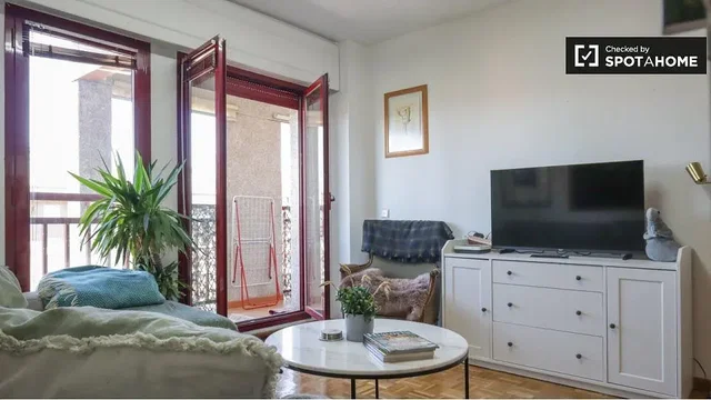 Salón; luz natural, suelo de madera
