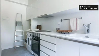 مطبخ; أجهزة المطبخ, أرضية من البلاط, ضوء طبيعي