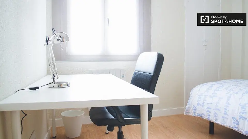 Camera da letto; luce naturale, pavimento in legno
