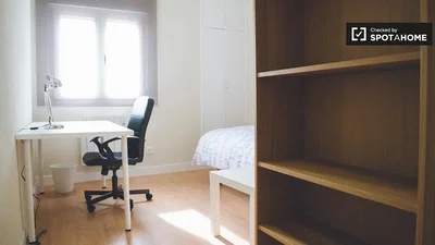 Camera da letto; luce naturale, pavimento in legno