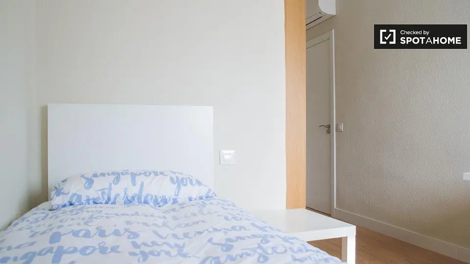Camera da letto; luce naturale, pavimento in legno
