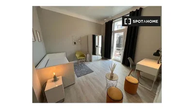 Camera da letto; pavimento in legno, luce naturale, stile moderno