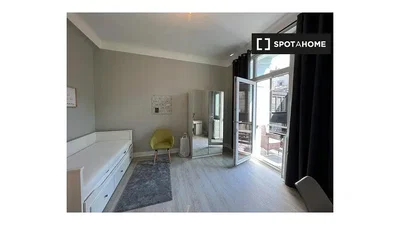 Camera da letto; luce naturale, pavimento in legno