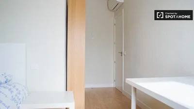 Camera da letto; pavimento in legno, luce naturale