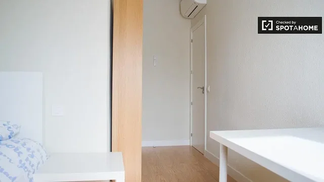 Spálňa; drevená podlaha, prirodzené svetlo