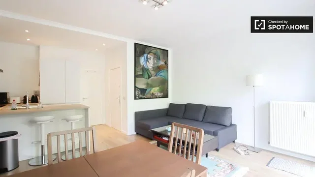 Obývačka; prirodzené svetlo, drevená podlaha, moderný štýl