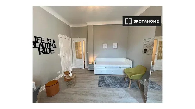 Spálňa; moderný štýl, drevená podlaha, prirodzené svetlo