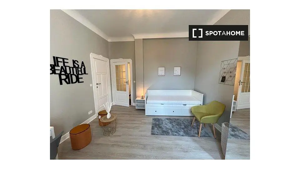 Camera da letto; stile moderno, pavimento in legno, luce naturale