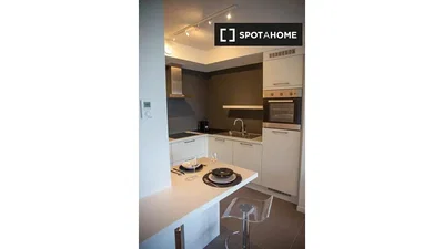 Cucina; elettrodomestici, pavimento in piastrelle, luce naturale