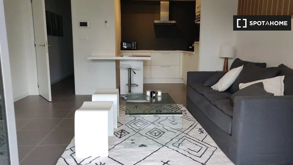 Soggiorno; luce naturale, pavimento in piastrelle, stile moderno
