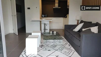 Soggiorno; luce naturale, pavimento in piastrelle, stile moderno