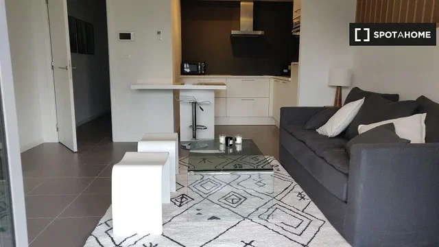 Wohnzimmer; tageslicht, fliesenboden, moderner stil