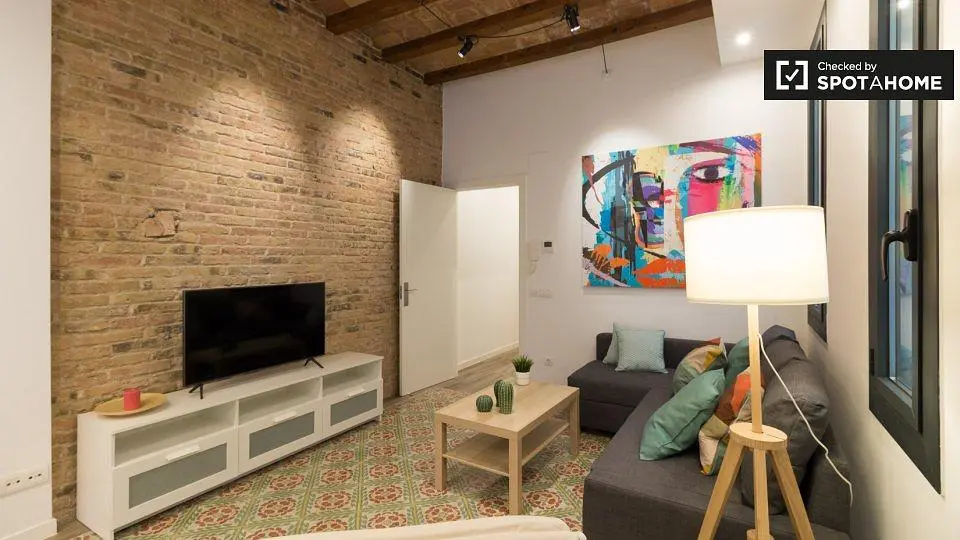 Wohnzimmer; tageslicht, moderner stil, holzbalken, fliesenboden