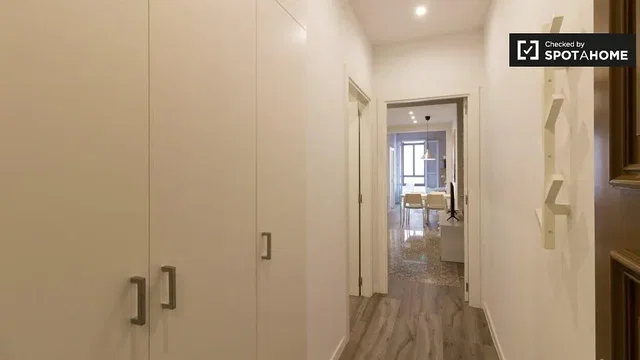 Garderobe; holzboden, tageslicht