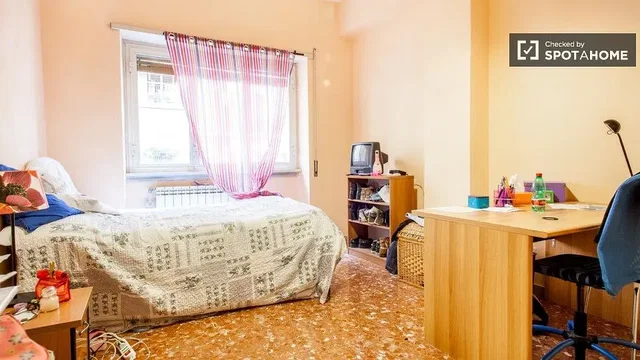 Schlafzimmer; tageslicht, renovierungsbedürftig, holzboden