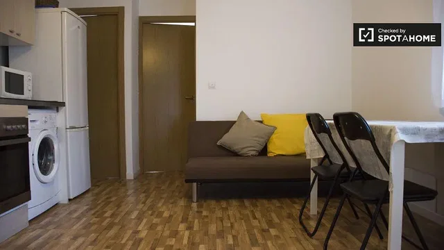 Küche; küchengeräte, holzboden, tageslicht