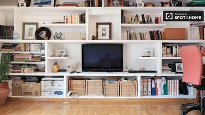 Woonkamer; houten vloer, natuurlijk licht