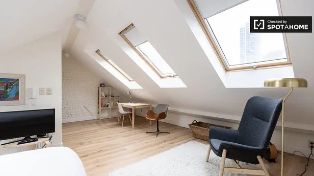 Dormitorio; suelo de madera, luz natural, estilo moderno