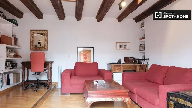 Salón; vigas de madera, suelo de madera, luz natural, estilo rústico
