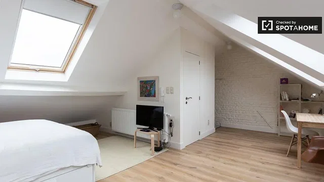Dormitorio; suelo de madera, luz natural