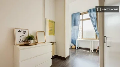 Slaapkamer; houten vloer, natuurlijk licht, moderne stijl