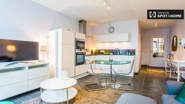 Salón; electrodomésticos, luz natural, estilo moderno, suelo de baldosas