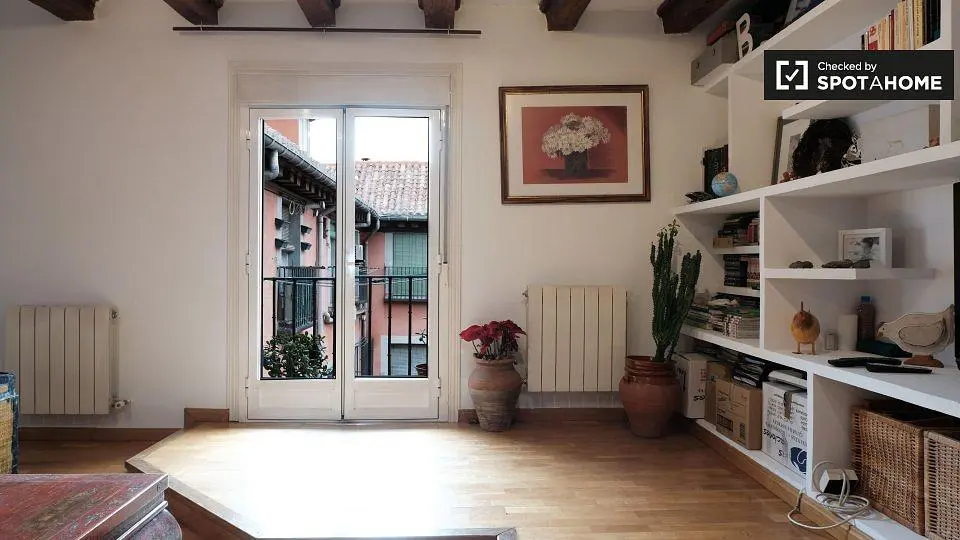 Woonkamer; natuurlijk licht, houten vloer