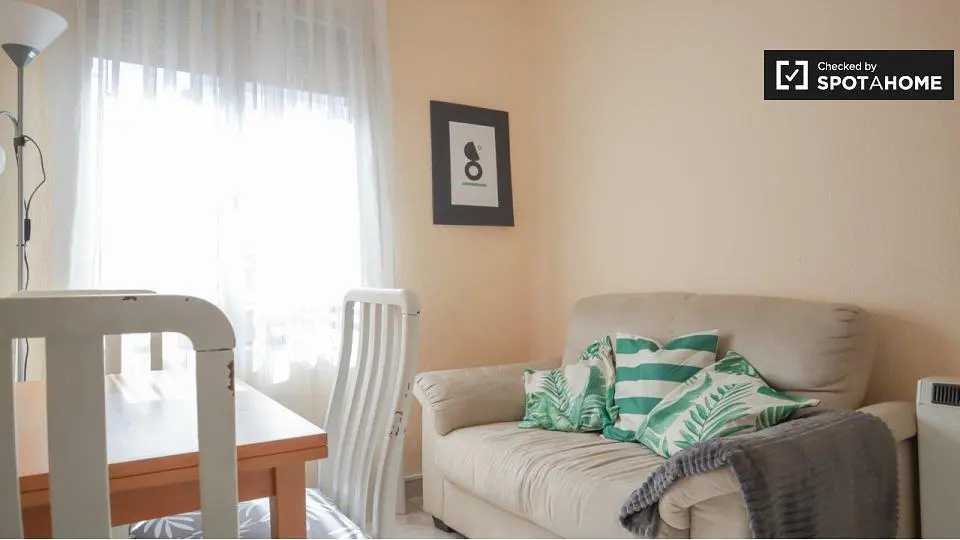 Wohnzimmer; tageslicht, moderner stil