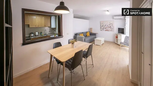 Salon; lumière naturelle, parquet, style moderne, électroménager