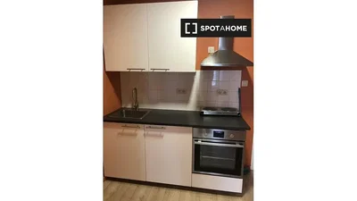 Cucina; elettrodomestici, pavimento in piastrelle