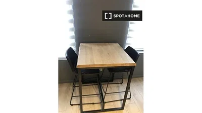 Sala da pranzo; pavimento in legno, luce naturale