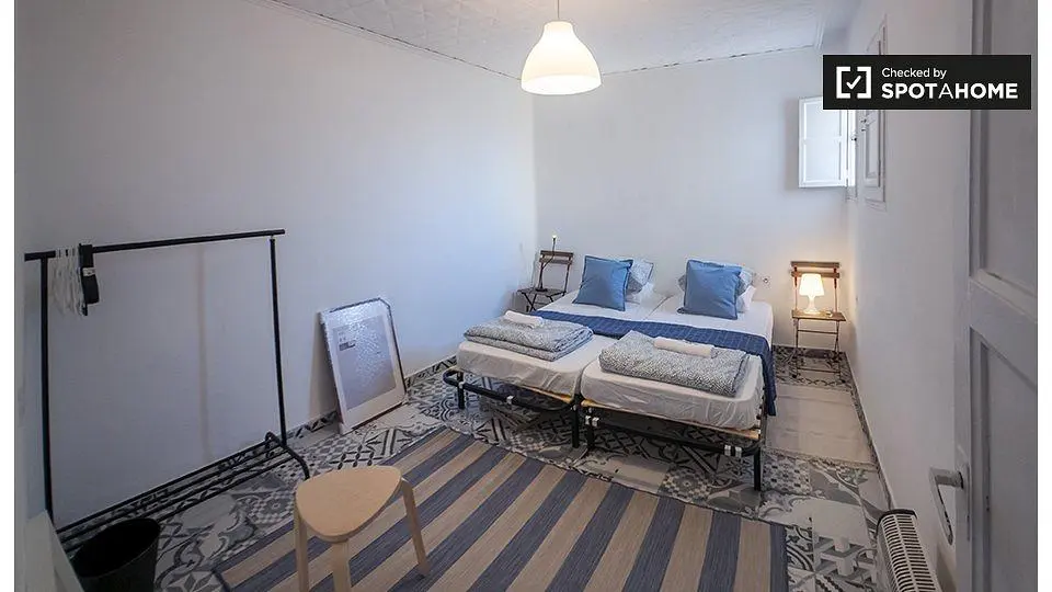 Chambre; carrelage, lumière naturelle
