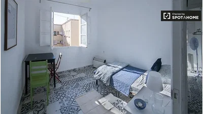 Chambre; carrelage, lumière naturelle