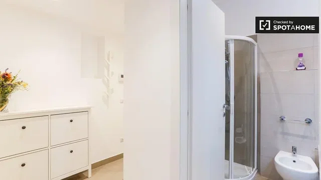 Baño; renovado, luz natural