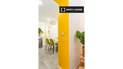 Cuisine; électroménager, carrelage, lumière naturelle