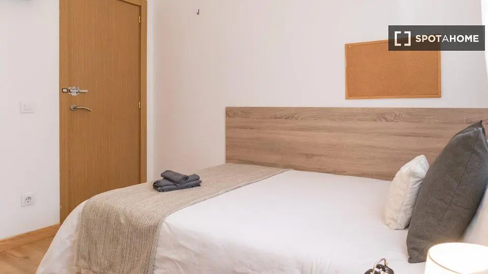 Schlafzimmer; holzboden, tageslicht, moderner stil