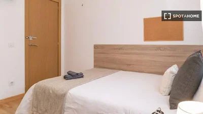 Schlafzimmer; holzboden, tageslicht, moderner stil