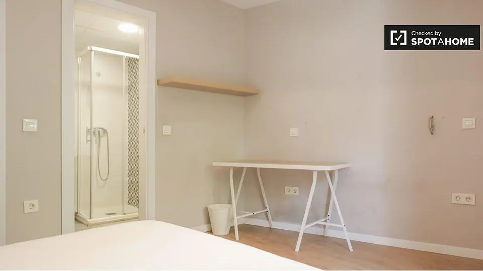 Camera da letto; luce naturale, pavimento in legno