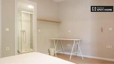 Camera da letto; luce naturale, pavimento in legno