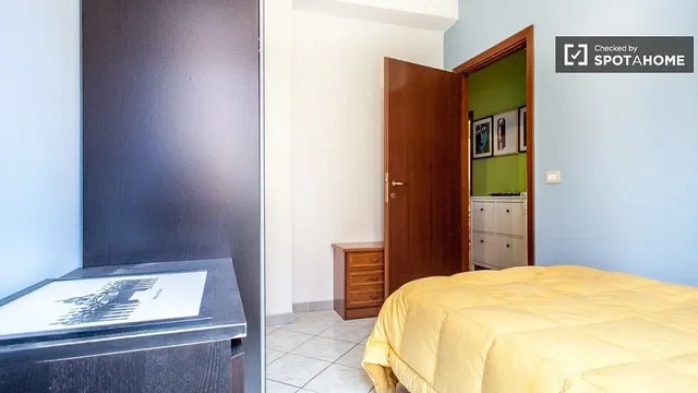 Dormitorio; luz natural, suelo de madera