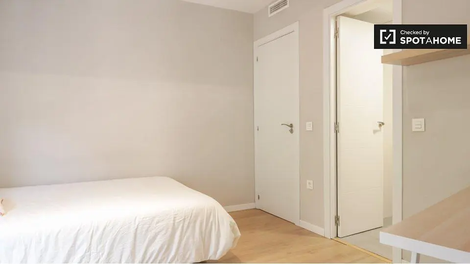 Camera da letto; luce naturale, pavimento in legno