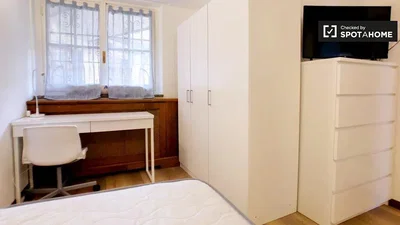 Schlafzimmer; tageslicht, holzboden