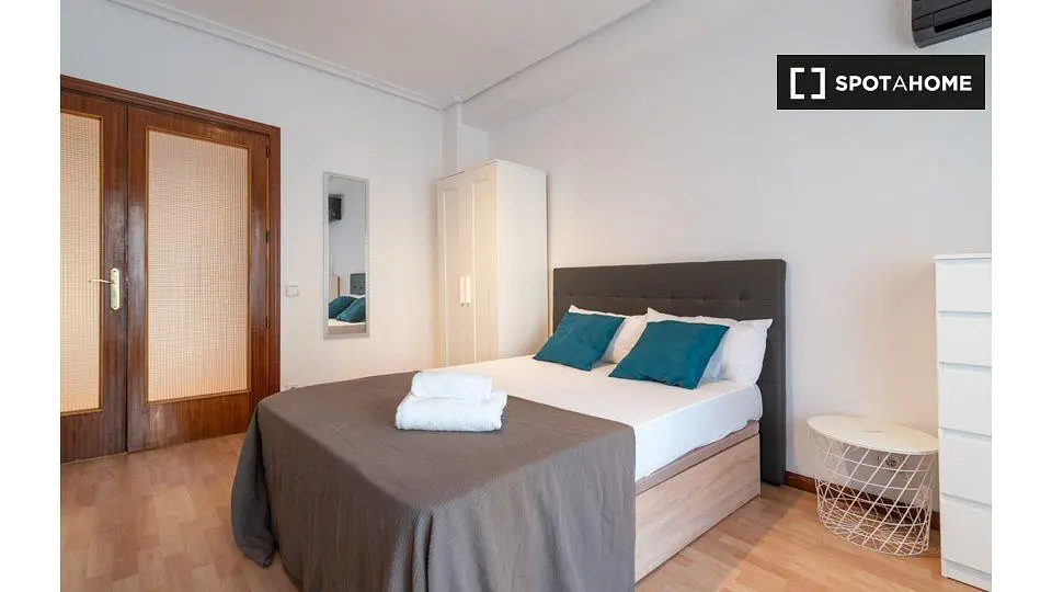 Schlafzimmer; tageslicht, holzboden