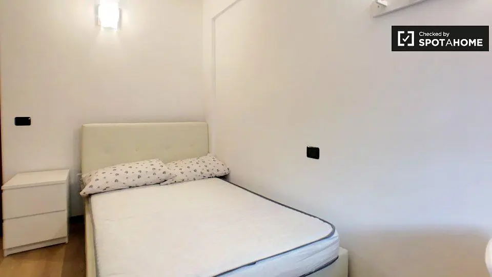 Schlafzimmer; tageslicht, holzboden